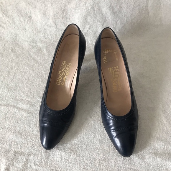 Ferragamo for Saks Fifth Avenue Navy Leather Embossed Pumps Sz Eu 42 US 10 B - Picture 3 of 16